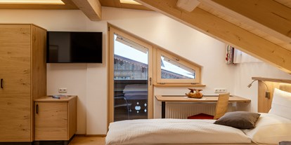 Allergiker-Hotels - Tirol - Rollstuhltaugliches Zimmer mit großem Badezimmer und Rollstuhlgerechter Toilette. - Gasthof-Pension-Dorfstube