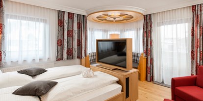 Allergiker-Hotels - Tirol - Wohlfühlkomfort-Doppelbettzimmer Turm-Junior-Suite in der Dorfstube im Lechtal. - Gasthof-Pension-Dorfstube