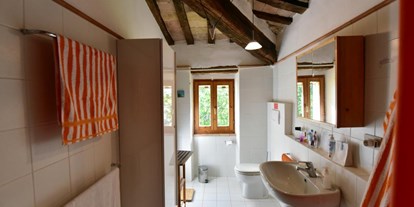 Allergiker-Hotels - Italien - Badezimmer 1 mit charakteristischen  Holzbalken - Poggio-delle-Querce Eichenhügel
