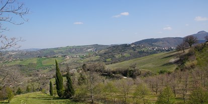 Allergiker-Hotels - Italien - Teilaussicht vom Garten im März, Richtung Monte Murano, direkt im Naturpark - Poggio-delle-Querce Eichenhügel