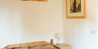 Allergiker-Hotels - Italien - Schlafzimmer 1 mit Wagenfeld-Leuchte, Originalkunstwerken ((Monatti, Silicati) - Poggio-delle-Querce Eichenhügel