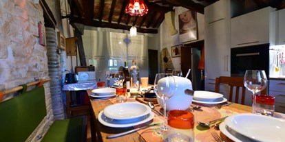 Allergiker-Hotels - Italien - Küche mit gedecketem Tisch, Porzellan von Rosenthal, Suomi. Lampe von Ingo Maurer - Poggio-delle-Querce Eichenhügel